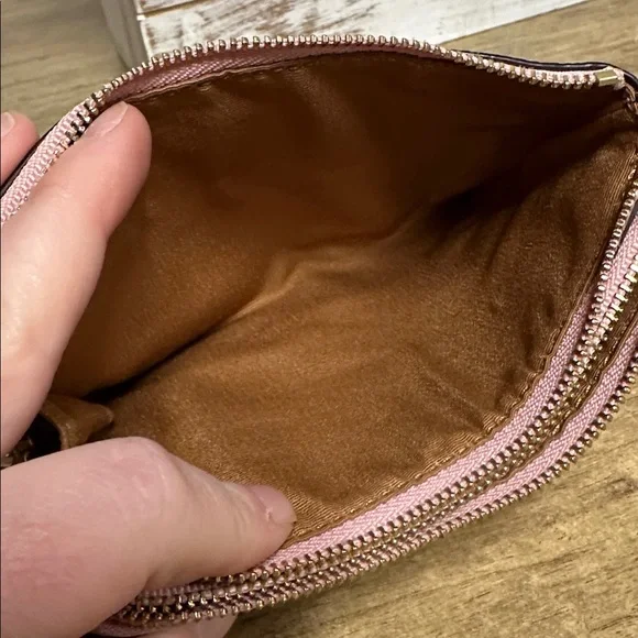 Coach great shape double corner light pink pebbled leather dual zip wristlet - Picture 8 of 9